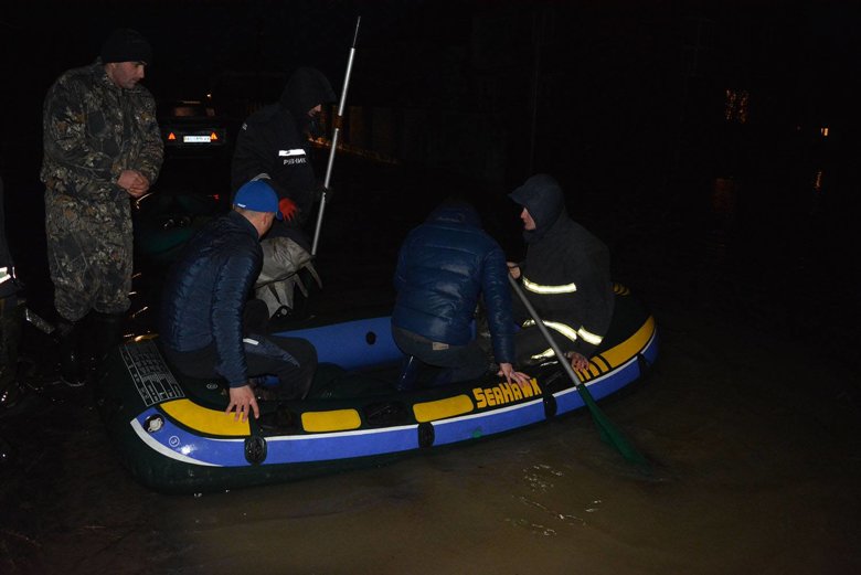 Из-за наводнения в Закарпатье 17 декабря произошло подтопление почти 1000 домохозяйств и повреждены мосты, эвакуированы 170 жителей.