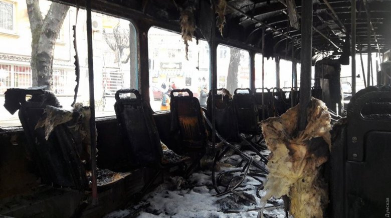 В центре Одессы сгорел трамвай. Пассажиры запаниковали и пытались выбить двери. Одна женщина смогла выбить окно и выпрыгнула из трамвая, сломав ногу.