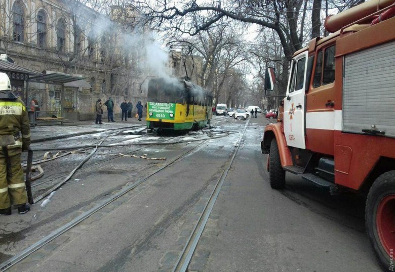 В центре Одессы сгорел трамвай. Пассажиры запаниковали и пытались выбить двери. Одна женщина смогла выбить окно и выпрыгнула из трамвая, сломав ногу.