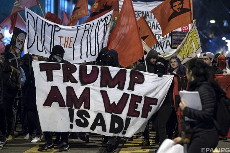 У містах Швейцарії пройшли акції протесту проти участі президента США Дональда Трампа у Всесвітньому економічному форумі в Давосі.