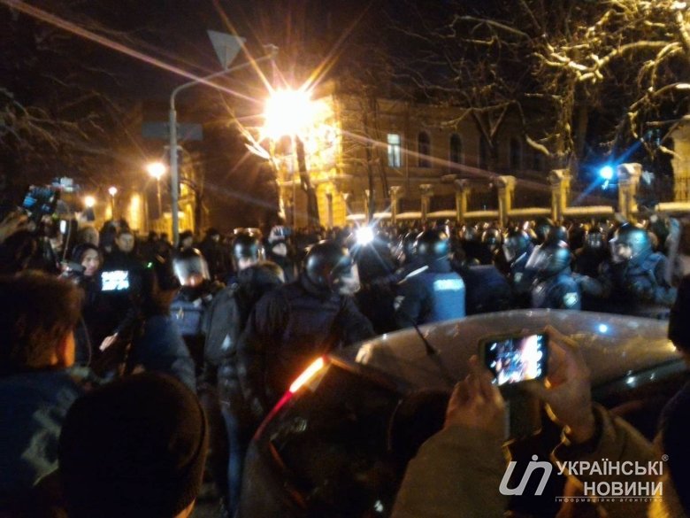 Полиция задержала ряд сторонников бывшего президента Грузии, лидера политической партии «Рух нових сил» Михеила Саакашвили у здания Администрации президента.