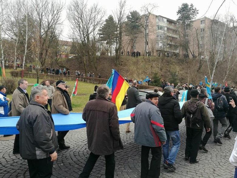 В румынском городе Тыргу-Муреш с требованием автономии в составе Румынии собрались более 2,5 тысяч этнических венгров, которые причисляют себя к роду секеев.