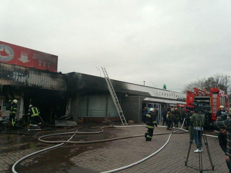 Из-за задымленности возле станции метро Левобережная временно не останавливаются поезда метрополитена. По предварительным данным, загорелся один из магазинов.