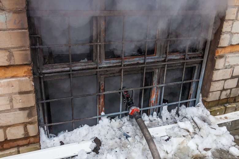У п'ятницю, 30 березня, в середній школі номер 20 у Дніпрі спалахнула пожежа, через що будівлю заволокло їдким димом.