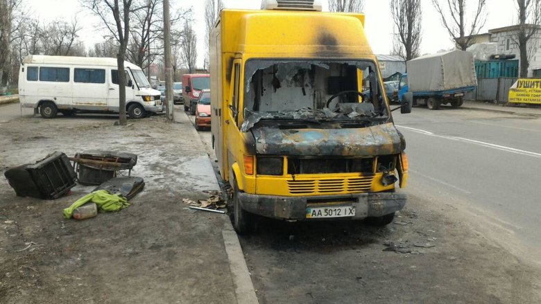 На столичних Березняках близько півночі 5 квітня загорівся мікроавтобус. На щастя, в кабіні водія не було.
