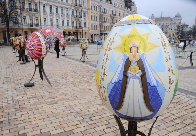 В Киеве на Софийской площадив пятницу, 6 апреля, стартовал VIII Всеукраинский фестиваль писанок.