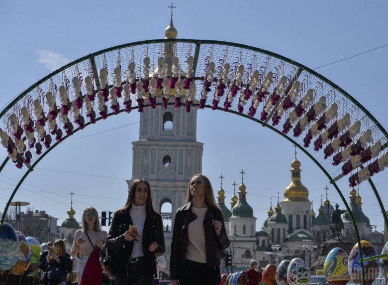 У Києві на Софійській площі в п'ятницю, 6 квітня, стартував VIII Всеукраїнський фестиваль писанок.