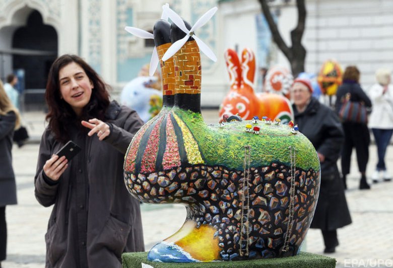 У Києві на Софійській площі в п'ятницю, 6 квітня, стартував VIII Всеукраїнський фестиваль писанок.