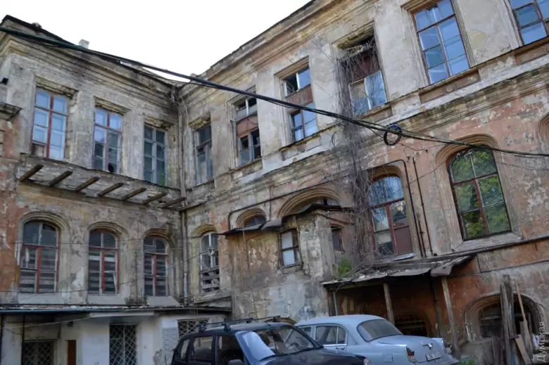В Одесі в будинку Гоголя, який перебуває в аварійному стані, обвалилася частина даху й зруйнувала міжповерхове перекриття.