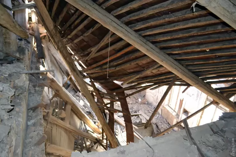 В Одессе в доме Гоголя, который находится в аварийном состоянии, обрушилась часть крыши и разрушила межэтажное перекрытие.