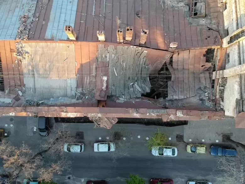 В Одессе в доме Гоголя, который находится в аварийном состоянии, обрушилась часть крыши и разрушила межэтажное перекрытие.