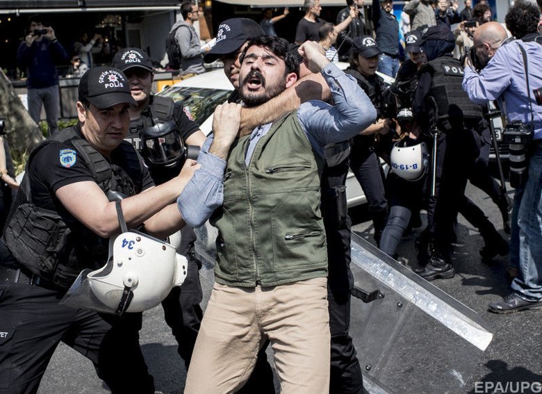 Поліція Стамбула у вівторок, 1 травня, затримала понад 50 осіб, які мали намір провести мітинг у центрі міста, і закрила доступ до кількох місць в день святкування Дня праці.