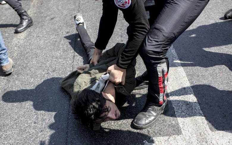 Полиция Стамбула во вторник, 1 мая, задержала более 50 человек, которые намеревались провести митинг в центре города, и закрыла доступ к нескольким местам в день празднования Дня труда.