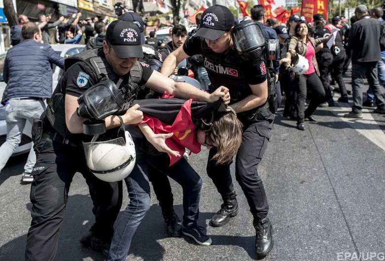 Поліція Стамбула у вівторок, 1 травня, затримала понад 50 осіб, які мали намір провести мітинг у центрі міста, і закрила доступ до кількох місць в день святкування Дня праці.