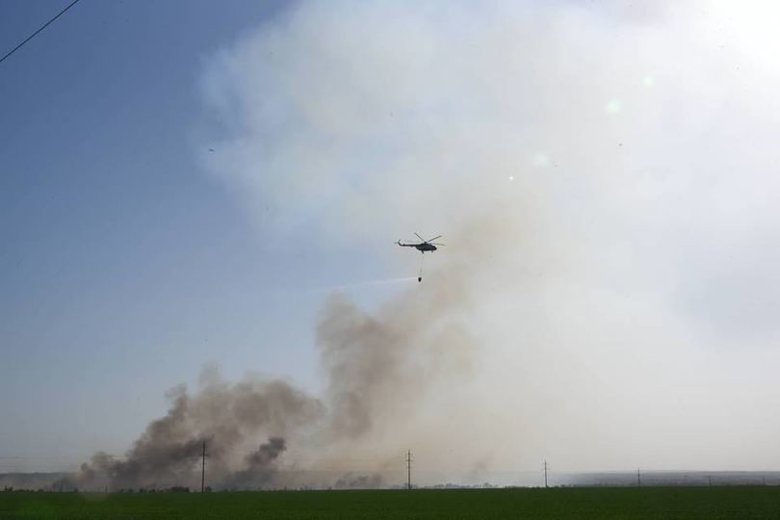 По состоянию на утро 4 мая, на технической территории военного арсенала в Балаклее Харьковской области продолжается тушение пожара.