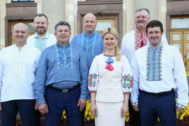 День вишиванки святкують сьогодні в Україні та в усьому світі. Хто з політиків причепурився на честь свята – в огляді Слова і Діла.