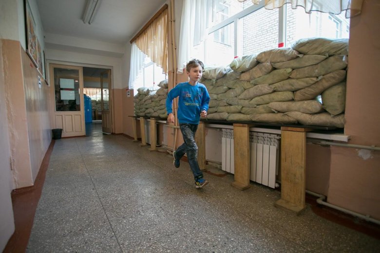 На Донбассе за последние четыре года в результате боевых действий были повреждены или разрушены более 700 школ.