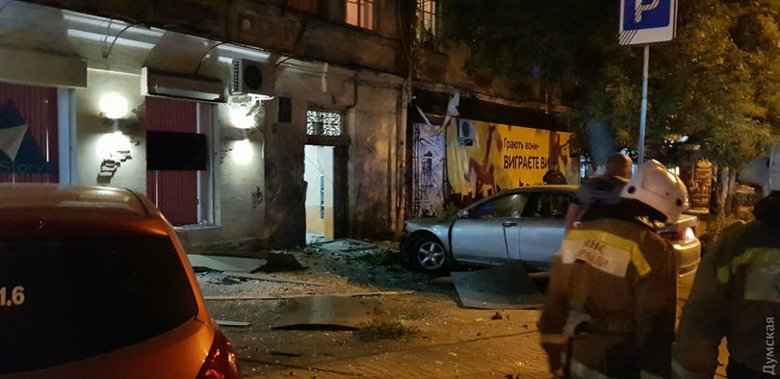 У ніч на понеділок, 25 червня, в центрі Одеси на перетині Троїцької вулиці і Олександрівського проспекту прогримів вибух, в результаті якого постраждав керівник охоронної фірми «Самсон» Андрій Бабенко, його госпіталізували.