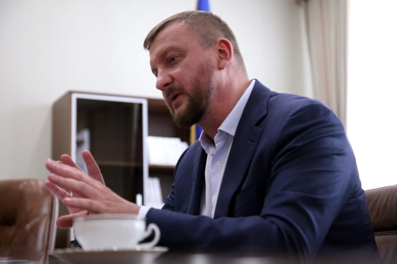Міністр юстиції Павло Петренко є лідером по виконанню обіцянок в уряді. Слово і Діло поспілкувалося з міністром про блокчейн-реєстри, онлайн-сервіси та інші обіцянки.