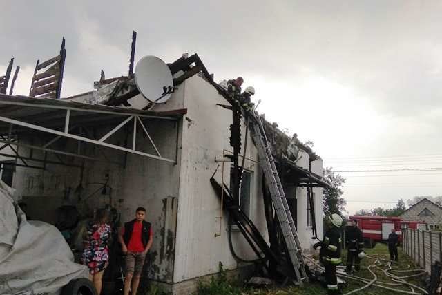 У селі Іванівка в Житомирській області загорівся приватний житловий будинок. Пожежа сталася через попадання блискавки.