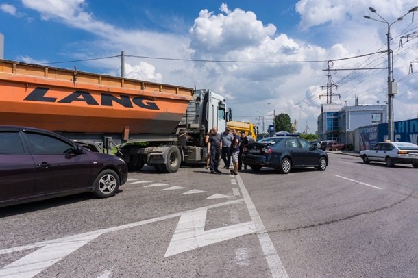 У Дніпрі вантажівка Renault протаранила автомобіль таксі Volkswagen, у якому перебувала заступниця міського голови Яніка Мерило.