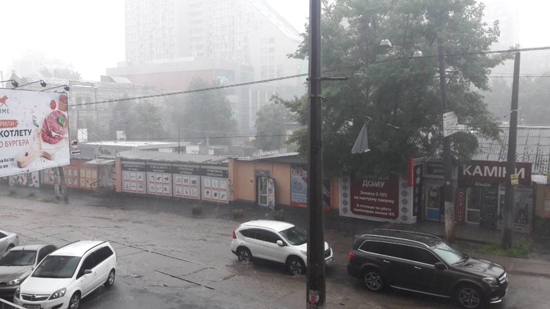 У деяких районах Києва пройшла злива та випав град. Також кияни повідомляють, що вітер ламав дерева.