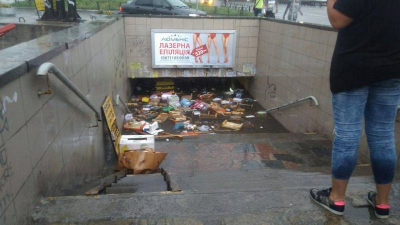 Через сильну зливу в Києві в середу, 25 липня зупинилися трамваї за маршрутами 14 та 15. Не курсують і потяги на лінії швидкісного трамваю.