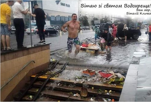 Через вчорашню зливу частина вулиць Києва пішла під воду. Але в соціальних мережах не сумують, Слово і Діло зібрало найкращі жарти про негоду.