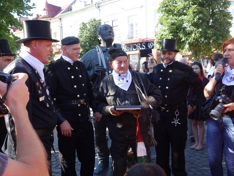 У п’ятницю, 27 липня, у Закарпатській області відбувся парад сажотрусів. Свято проходить у місті Мукачево третій рік поспіль.
