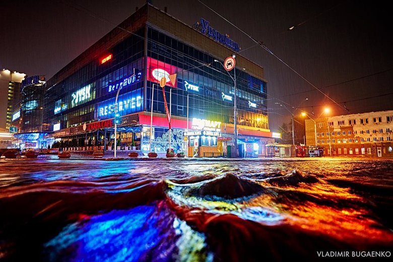 В ночь на 16 августа на Киев обрушились дожди, град и мощнейшие грозы. Стихия в столице вновь приобрела небывалые масштабы.