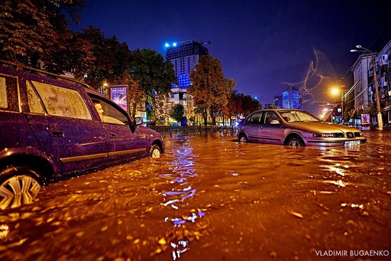 У ніч на 16 серпня на Київ обрушилися дощі, град і найпотужніші грози. Стихія в столиці знову набула небачених масштабів.