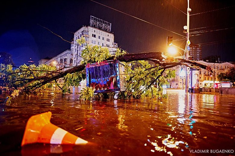 У ніч на 16 серпня на Київ обрушилися дощі, град і найпотужніші грози. Стихія в столиці знову набула небачених масштабів.