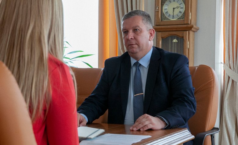 Министр соцполитики Андрей Рева в интервью Слову и Делу рассказал о задержке пенсий, назначении субсидий и своей зарплате.