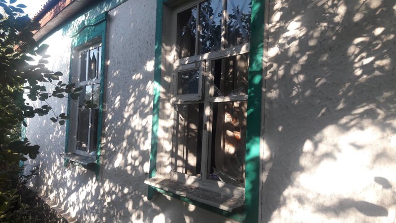 В результате артиллерийского обстрела села Врубовка Луганской области пробита крыша частного дома и выбиты окна в многоэтажке.