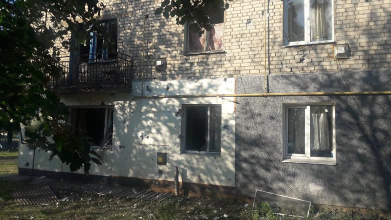 В результате артиллерийского обстрела села Врубовка Луганской области пробита крыша частного дома и выбиты окна в многоэтажке.