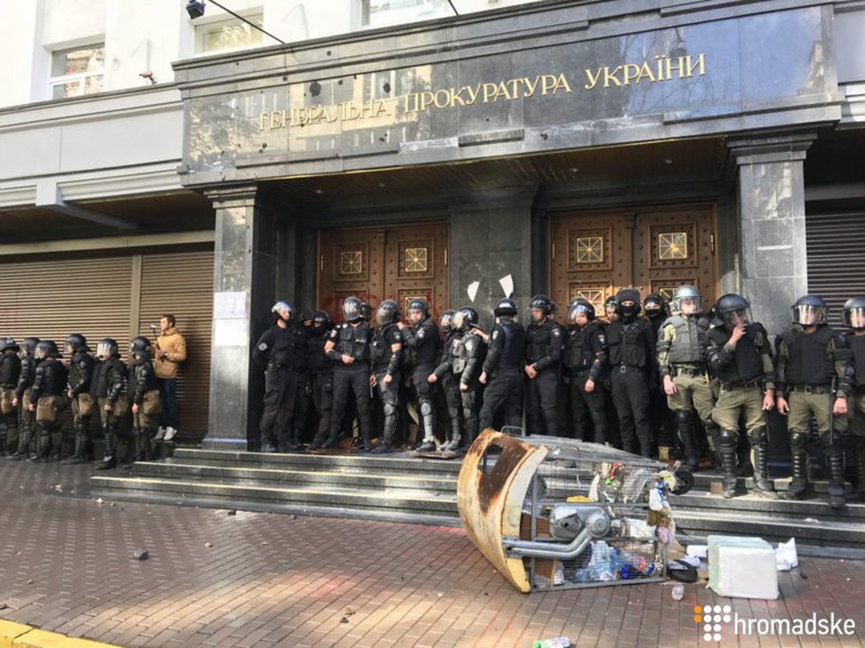 Біля будівлі Генеральної прокуратури у Києві почалися сутички між силовиками та представниками націоналістичних рухів.