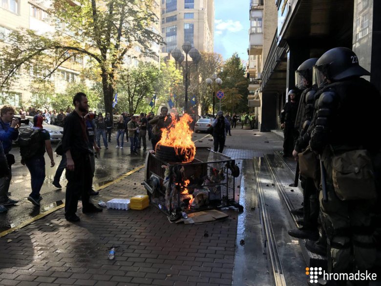 Біля будівлі Генеральної прокуратури у Києві почалися сутички між силовиками та представниками націоналістичних рухів.