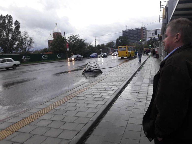 Дощі та вітер ламають зупинки. У Львові через негоду людей просять за можливості залишатися вдома.