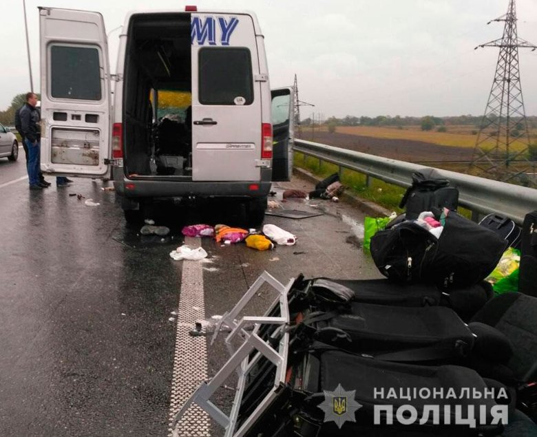 В Полтавской области в результате ДТП с участием молоковоза и маршрутки травмированы шесть человек, один скончался в больнице.
