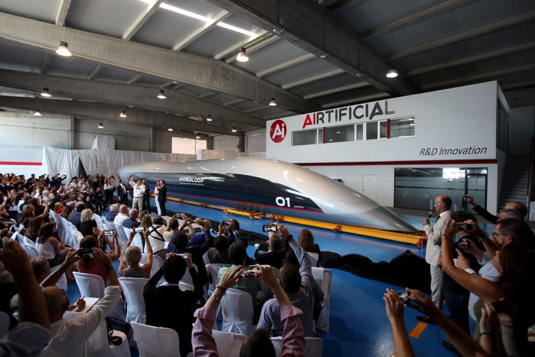 В Испании собрали первую пассажирскую капсулу технологии гиперлуп. Ее будут испытывать на одном из первых путей.
