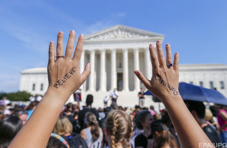 У столиці США Вашингтоні пройшла демонстрація проти затвердження кандидатури Бретта Кавано, якого звинувачують в сексуальних домаганнях, на посаду члена Верховного суду.