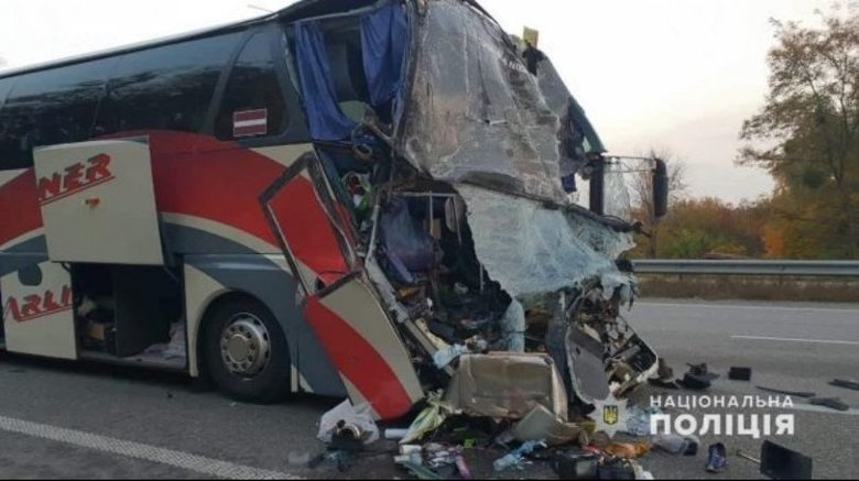 По предварительным данным, водитель автобуса не справился с управлением и столкнулся с грузовиком. Всего в салоне находились 14 пассажиров.