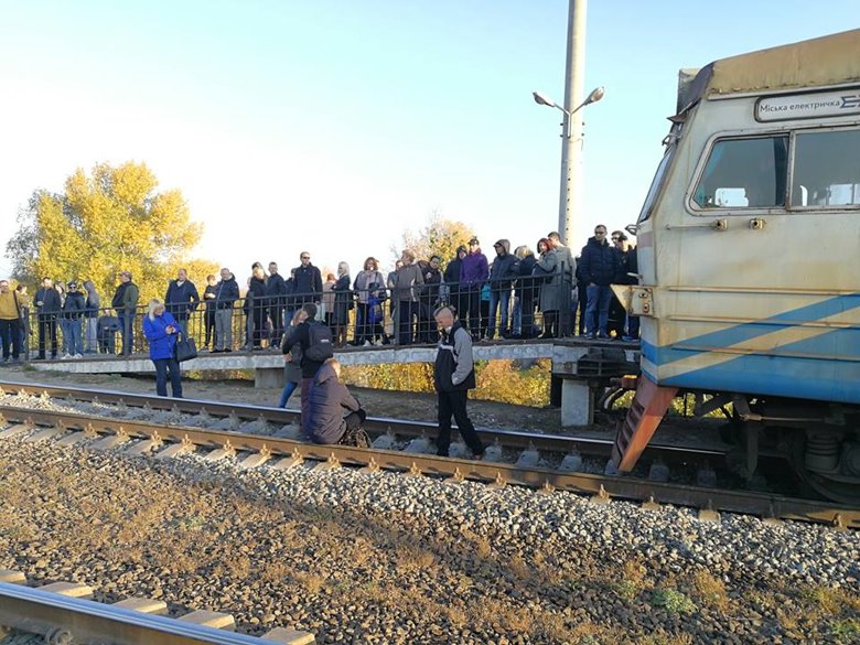 Жителі столичної Троєщини вранці заблокували колії міської електрички, вимагаючи дотримуватися графіку руху й збільшити кількість вагонів у потязі.