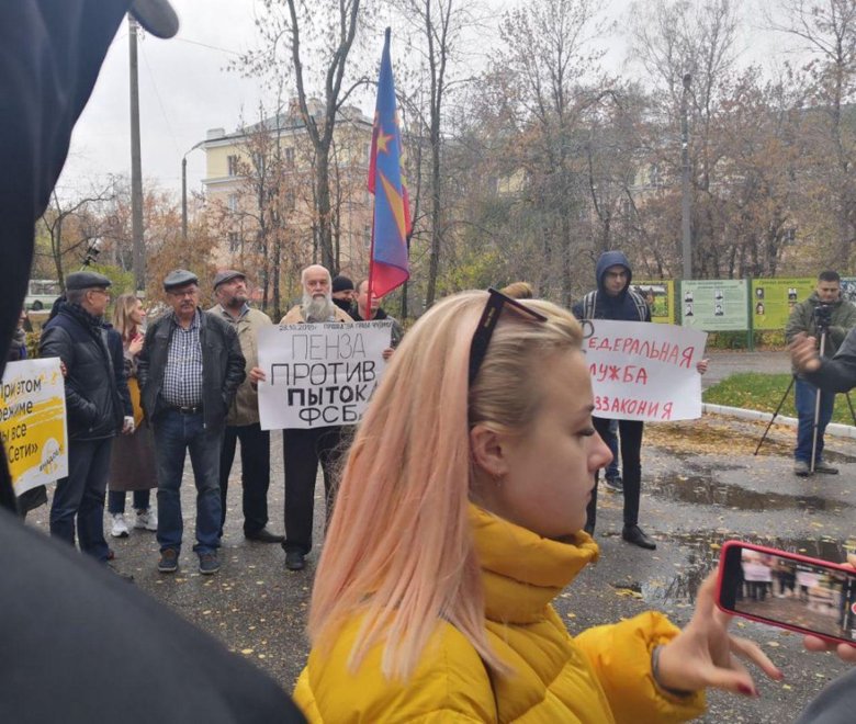 В РФ россияне вышли в разных городах на акции в поддержку политзаключенных. По данным СМИ десятки участников задержали.