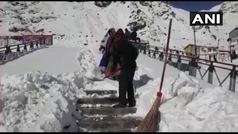 Кашмирскую долину уже второй день засыпает снегом, который выпал там впервые за 10 лет. Есть первые жертвы.