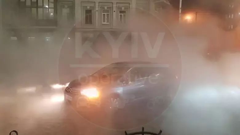 На улице Шота Руставели в центре Киева прорвало трубу с горячей водой, в результате чего прямо на дороге образовался фонтан с кипятком, улицу залило горячей водой.