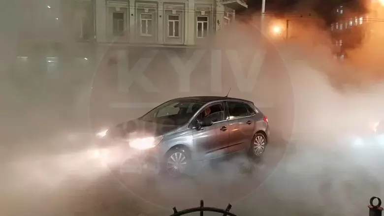 На вулиці Шота Руставелі в центрі Києва прорвало трубу з гарячою водою, в результаті чого прямо на дорозі утворився фонтан з окропом, вулицю залило гарячою водою.