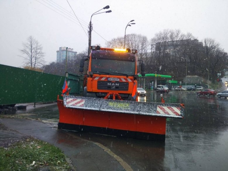 Из-за снега проблемы с проездом есть почти по всему городу. Также в Киевавтодоре сообщают, что вывели на дороги снегоуборочную технику.