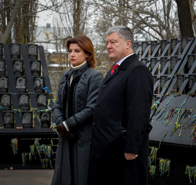 Президент Петр Порошенко вместе с женой Мариной Порошенко в среду утром принял участие в церемонии памяти Героев Небесной Сотни в центре Киева.