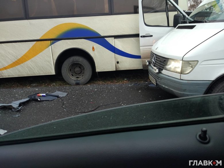 Ожеледиця спричинила близько десятка ДТП на одеській трасі. Два авто злетіло з дороги. На місце прибула поліція.